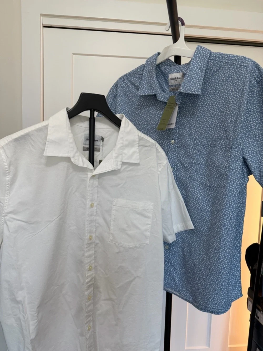 Goodfellow & Co Men's Blue Floral & White Short-Sleeve Button-Down Shirts - Picture 3 of 7